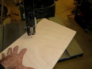 Cutting the circle on the bandsaw