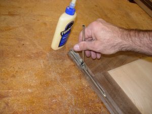 Applying glue to the lock miter