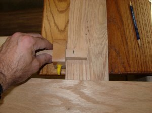 Setting the distance from the edge with a marking gauge