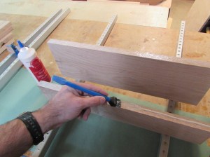 Applying glue to both edges