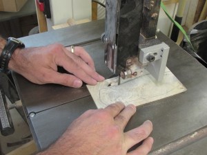 Roughly cutting out the veneer